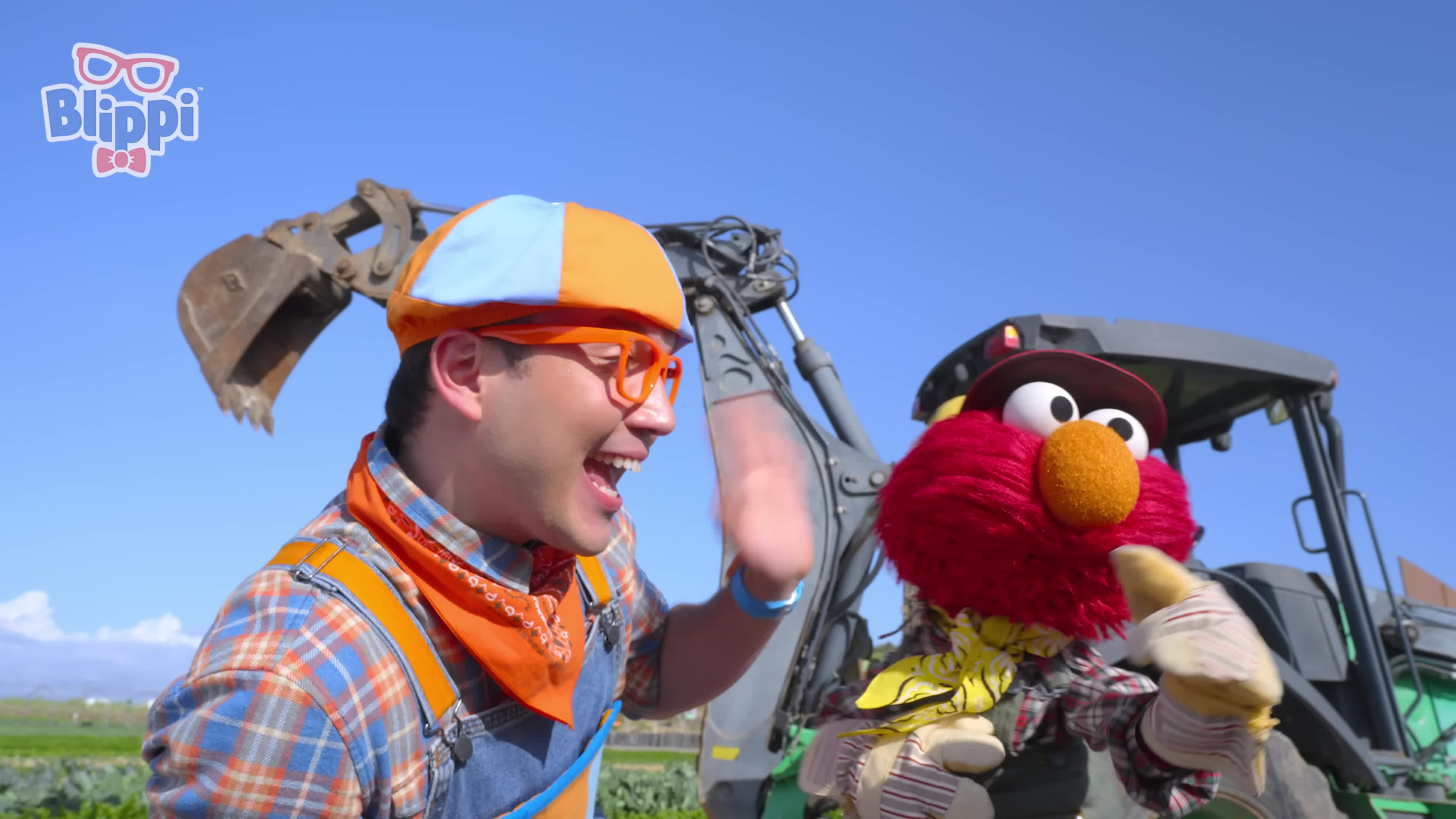 پوستر بلیپی و المو در مورد حیوانات مزرعه و لودرها آموزش می‌بینند...