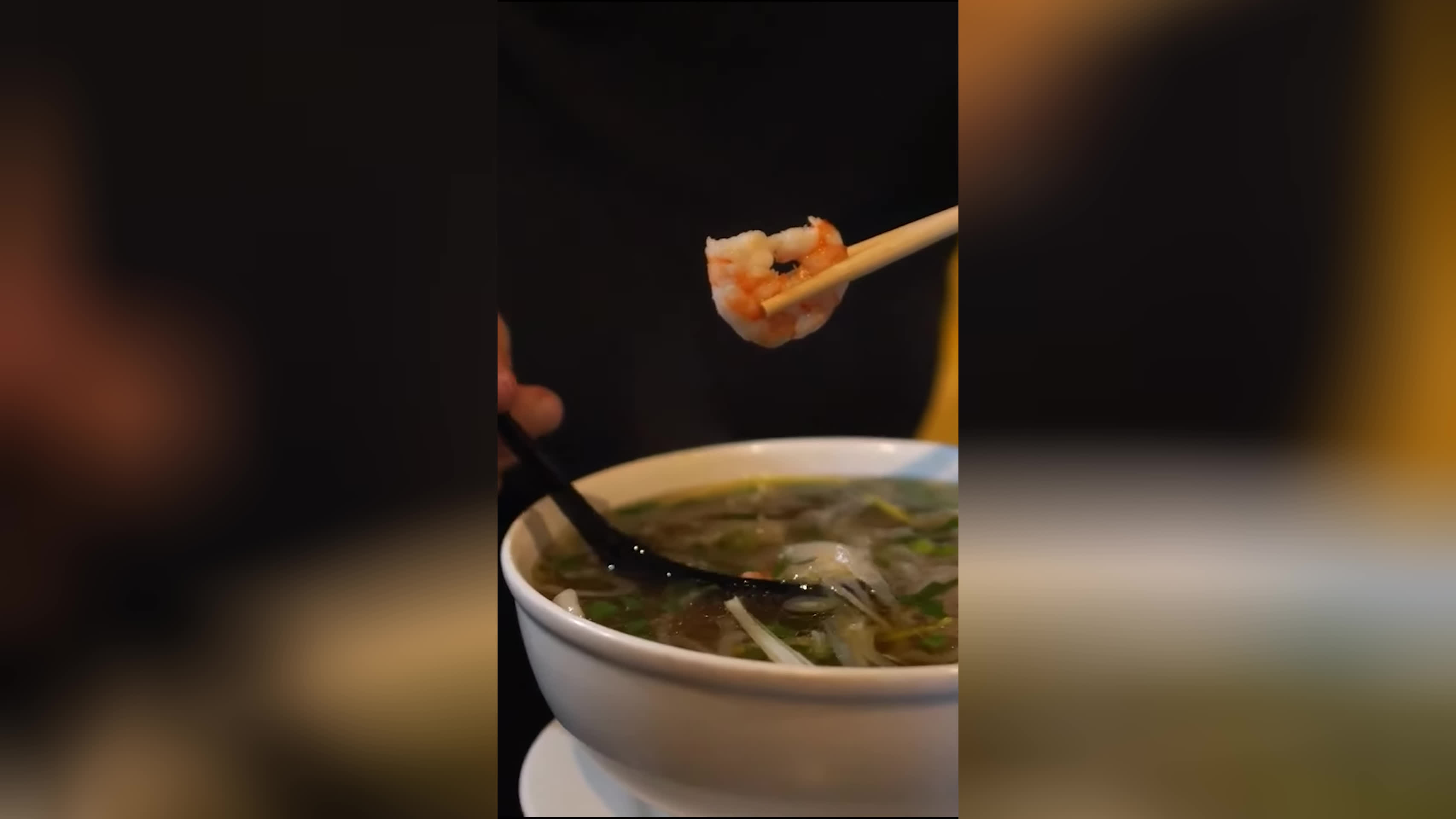 پوستر چاپستیکت و قورت بده! ترفند استفاده از چاپستیک لعنتی