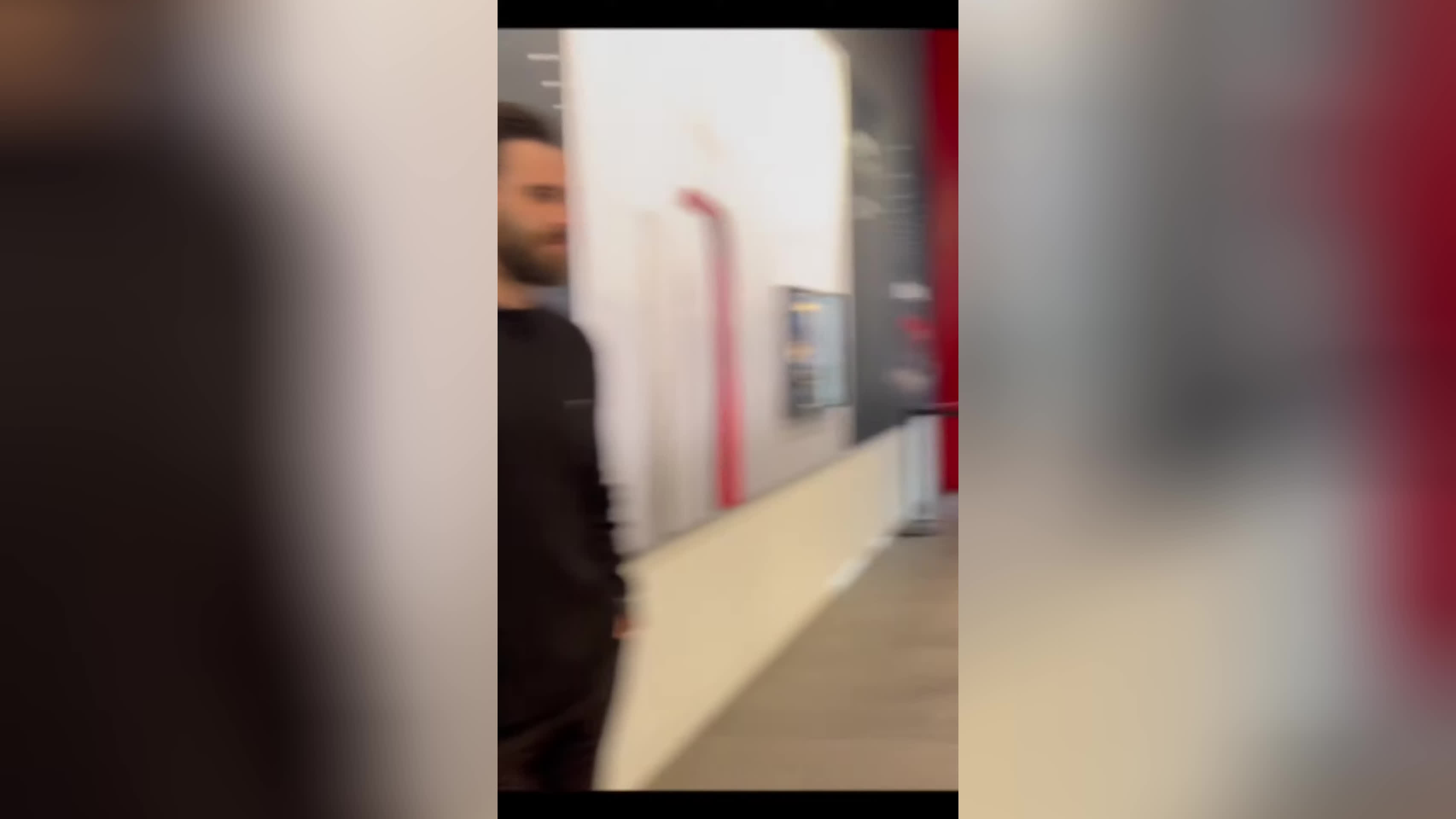 پوستر داخل ماشین فضایی تسلا چه شکلیه؟