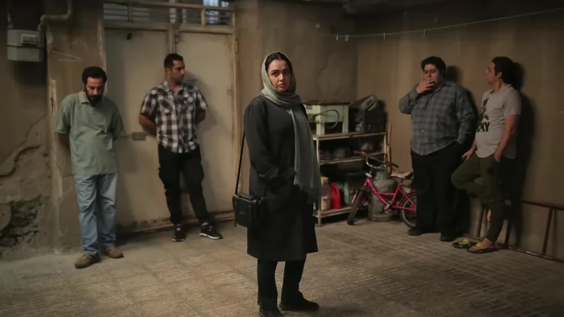پوستر نقد و تحلیل فیلم زن و بچه ولاگ زشت یوتوبی !
