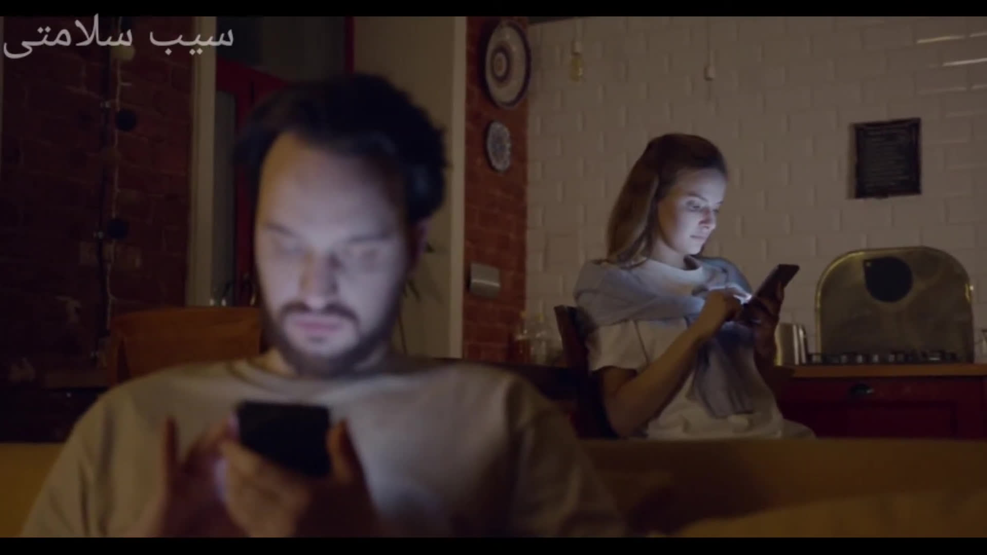 پوستر 6نشانه علاقه مندی فرد به شما